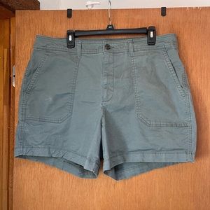 Gap Women’s NWOT Girlfriend Khaki Short size 18